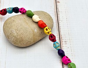 WSH113 48 perles tête de mort multicolores 8x6mm