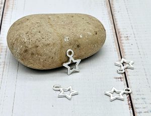 WSH3 20 breloques étoiles creuses argent clair