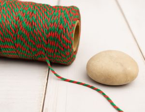 Bobine de ficelle style Baker’s Twine rouge et vert – 100 mètres