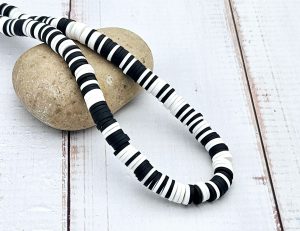 290 perles heishi noires et blanches 6mm
