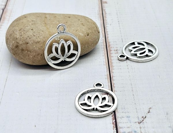 10 breloques fleur de lotus dans un rond